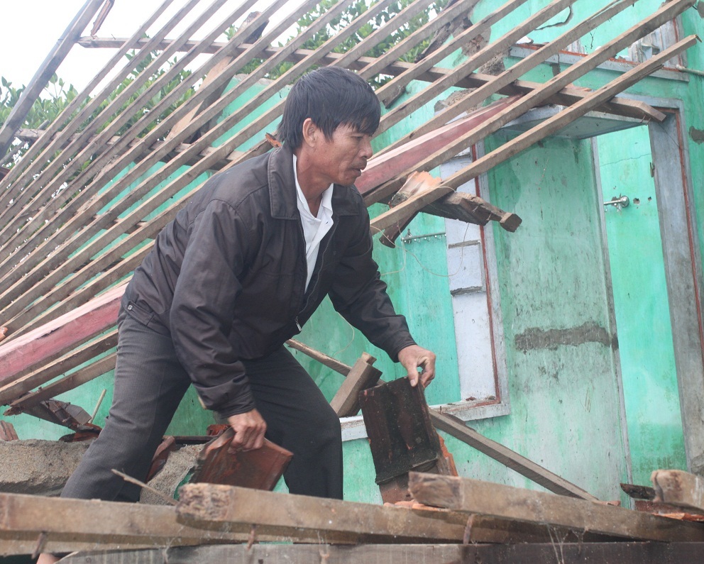 Ngôi nhà của gia đình Huỳnh Văn Hợp ở thôn Diêm Vân, xã Phước Thuận bị lũ cuốn sập