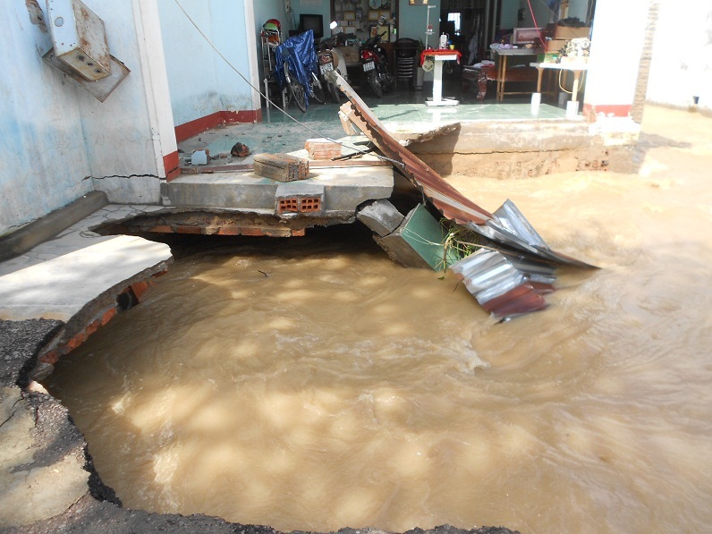 Nhiều nhà cửa, công trình giao thông bị lũ cuốn trôi.