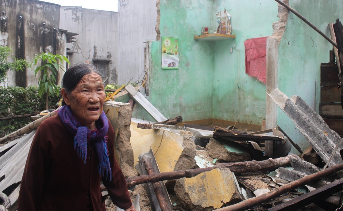 Ngôi nhà tình thương của Trần Thị Lo (83 tuổi) bị sập do lũ 