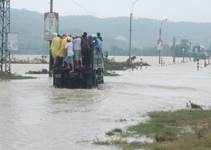 Đến 16 giờ chiều 16/11, nhiều khu dân cư trên địa bàn tỉnh Bình Định vẫn bị chia cắt