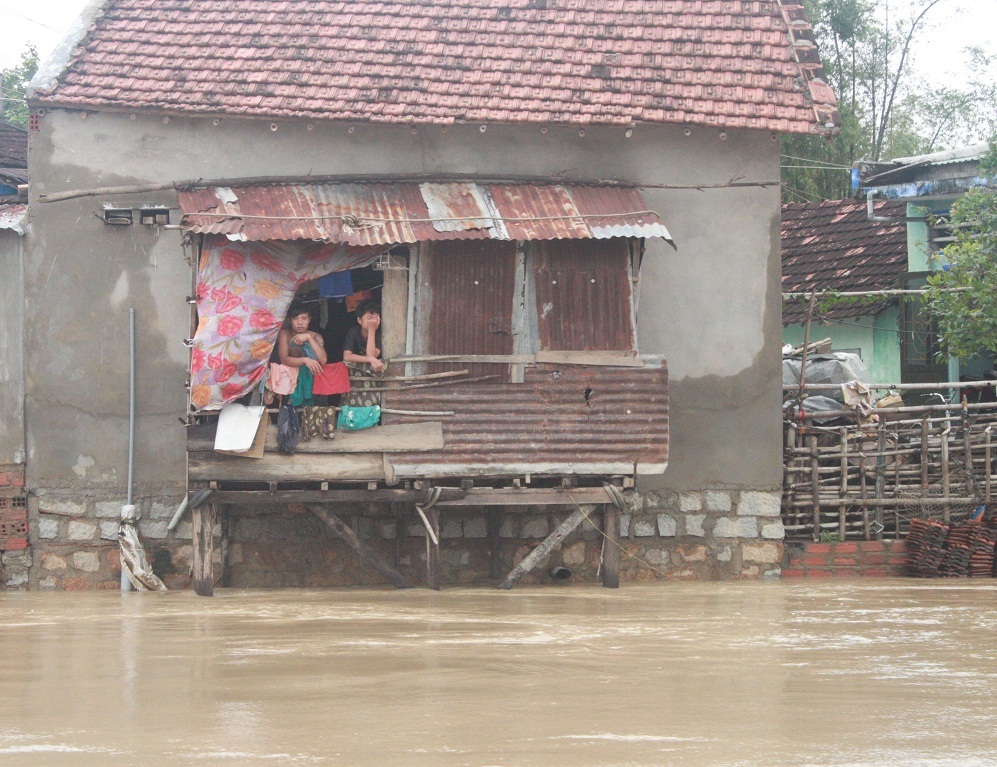 Nước sông Hà Thanh vẫn cao, hàng ngàn hộ dân huyện Tuy Phước bị cô lập
