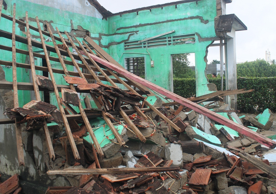 Nhiều ngôi nhà bị sập hoàn toàn, người dân điều đứng