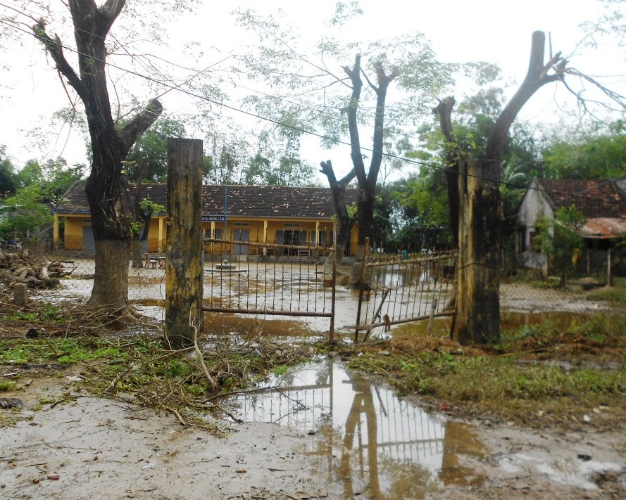 Trường học còn ngập trong bùn, rác thải