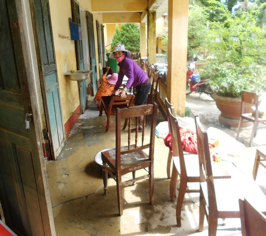 Trường học còn ngập trong bùn, rác thải