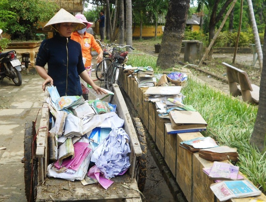 Sách vở bị ướt sũng, một số bị lũ cuốn trôi.