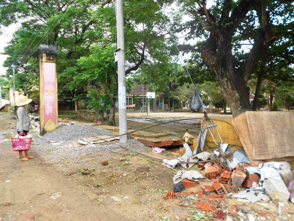 Tường rào bị lũ xô đổ