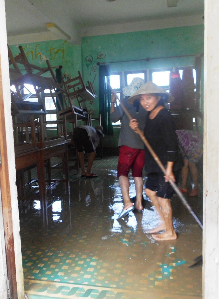 Cô trò Trường Mầm non Hòa Nghi (phường Nhơn Hòa, thị xã An Nhơn, Bình Định) dọn dẹp phòng học.