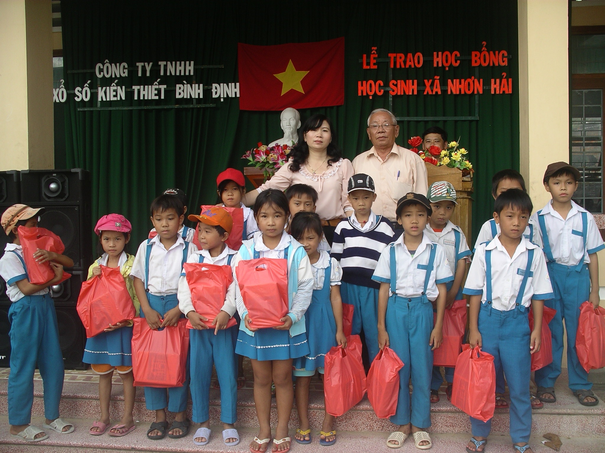 Học sinh nghèo học giỏi xã bán đảo Nhơn Hải nhận quà.