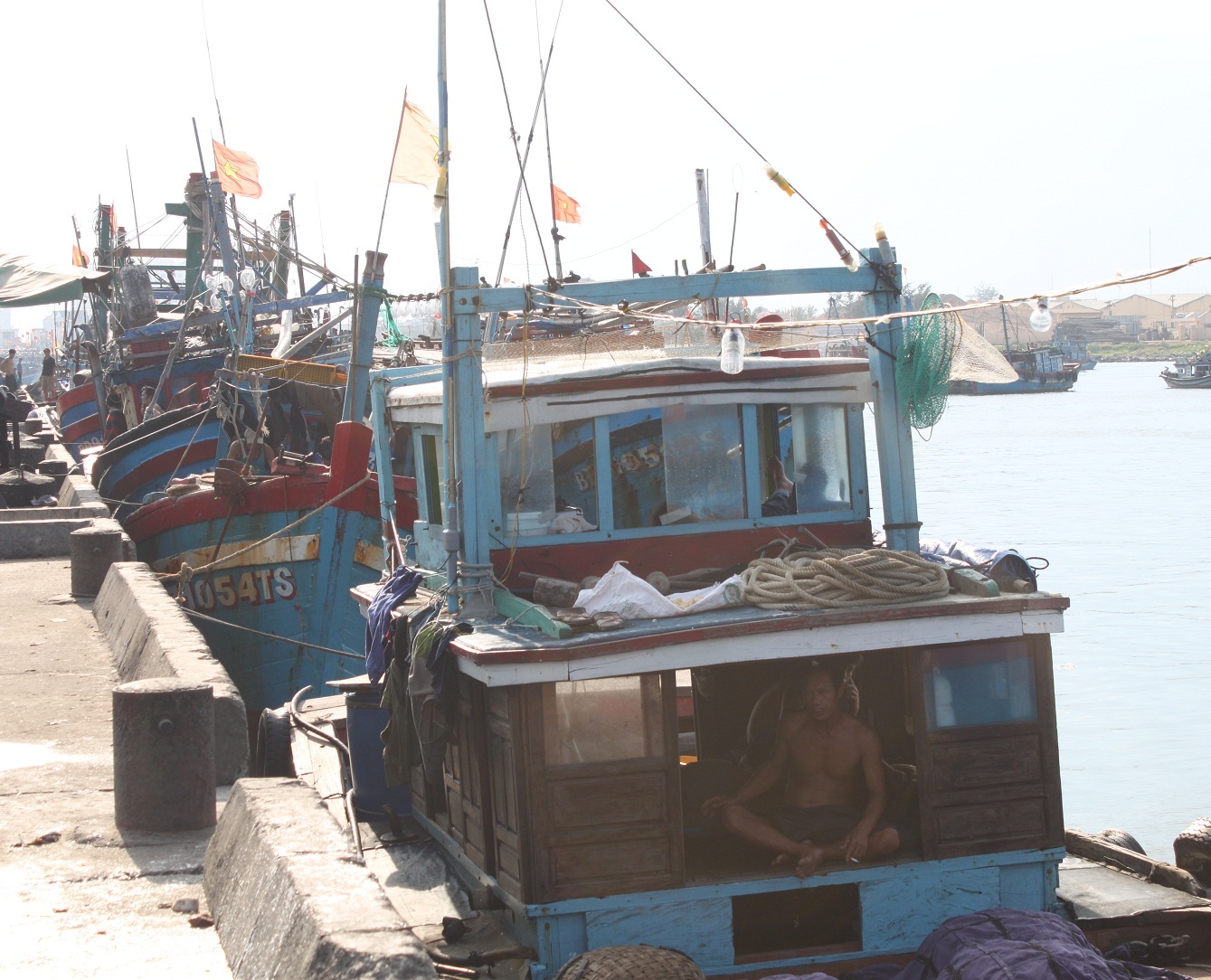 Tàu cá Bình Định neo đậu về nơi an toàn