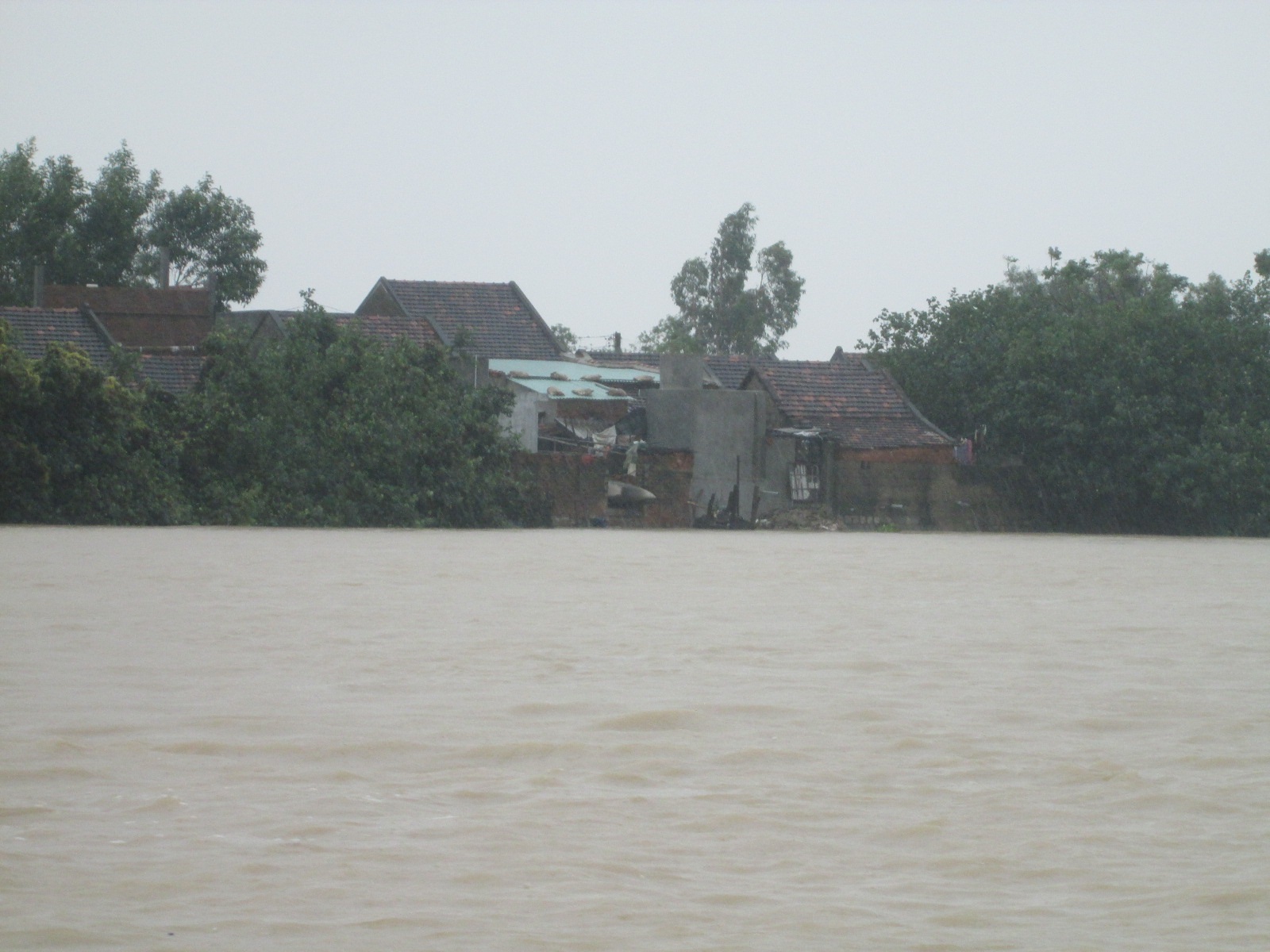 Lũ rút chậm hàng ngàn hộ dân ở huyện Tuy Phước (Bình Định) vẫn bị cô lập