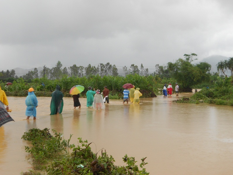 Tại huyện Vân Canh, người dân di dời tránh lũ
