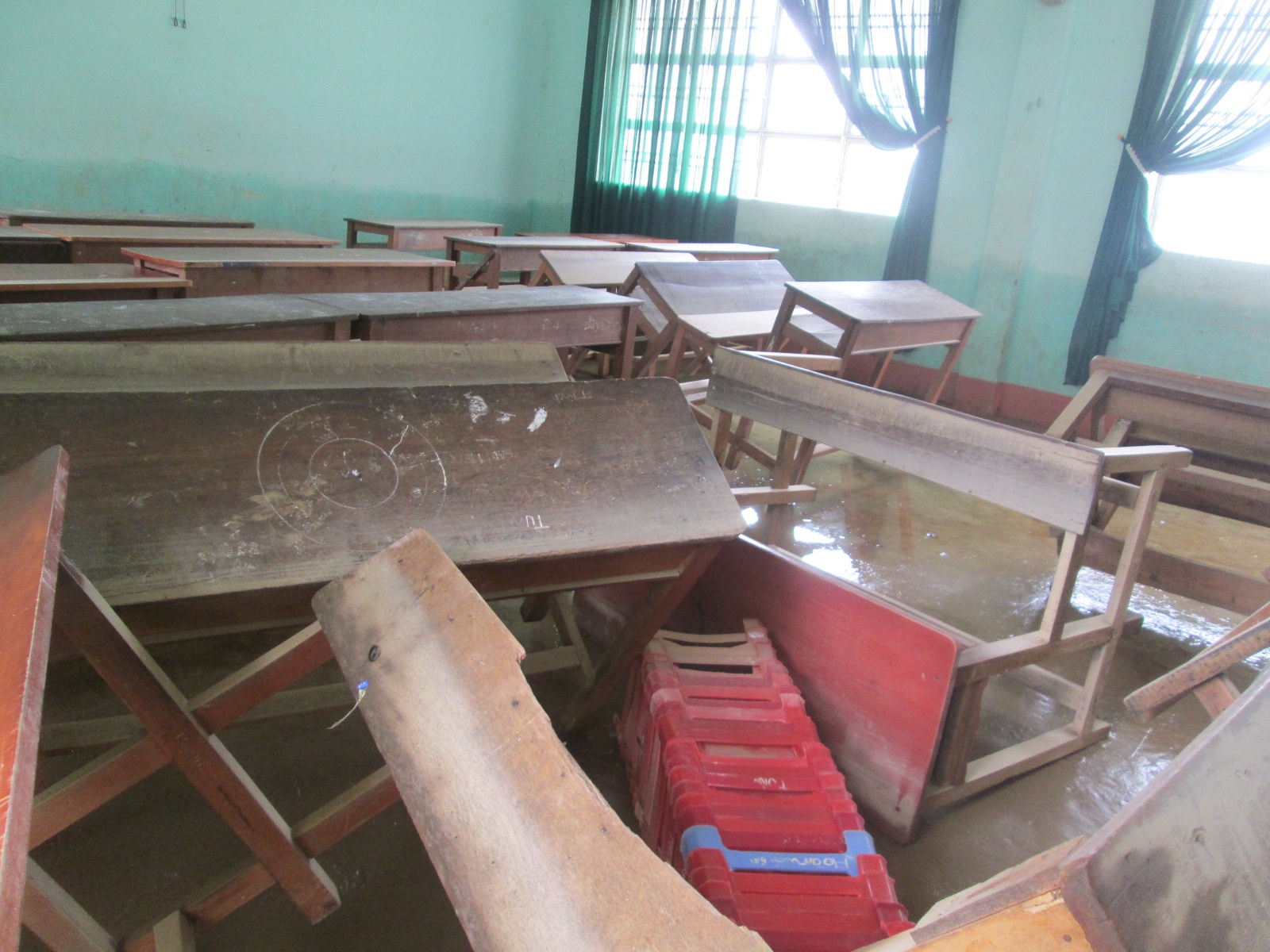 Ngổn ngang sau lũ