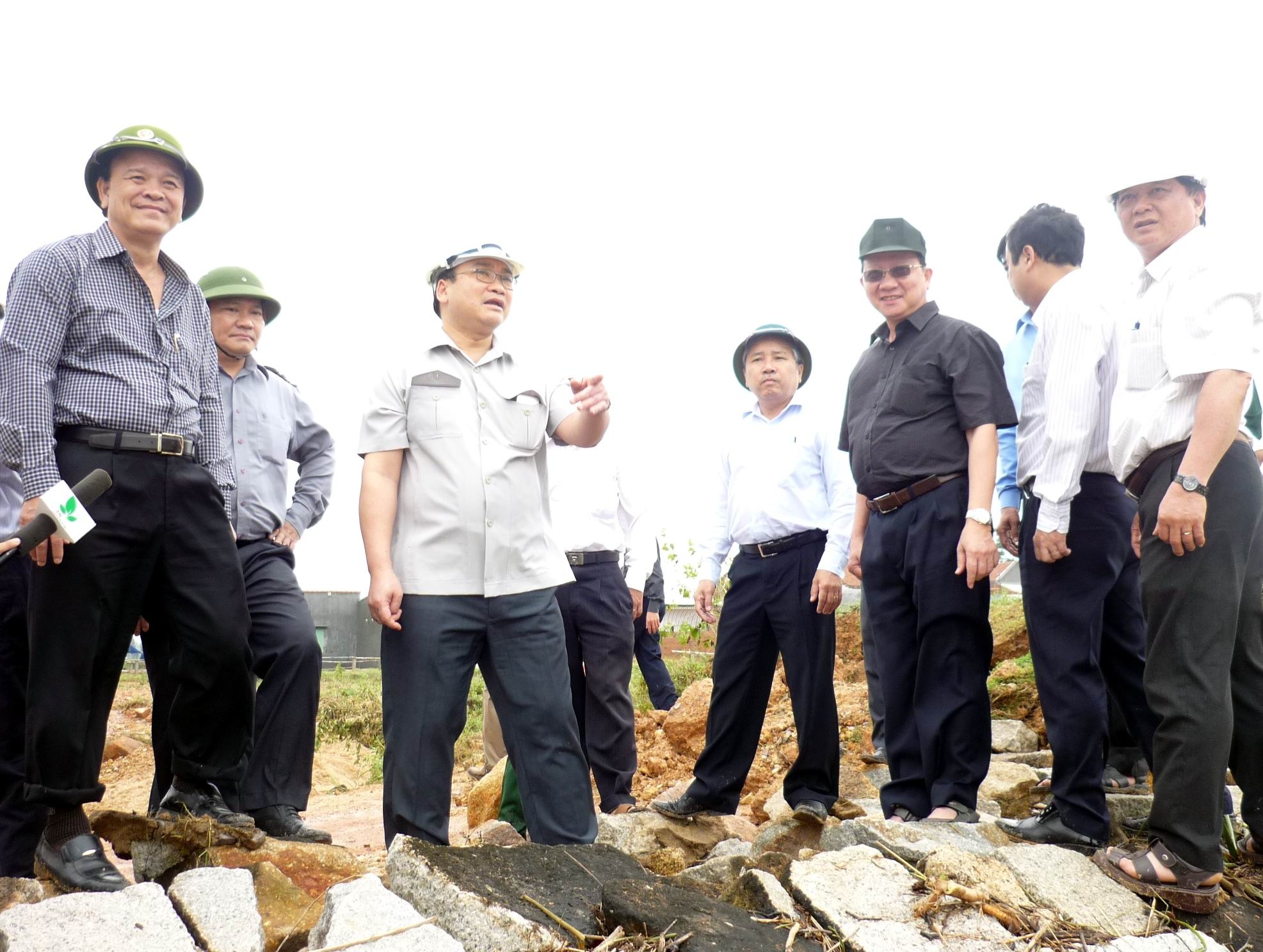 Phó Thủ tướng Hoàng Trung Hải đi thực địa các tuyến đê bị sạt lở sau lũ