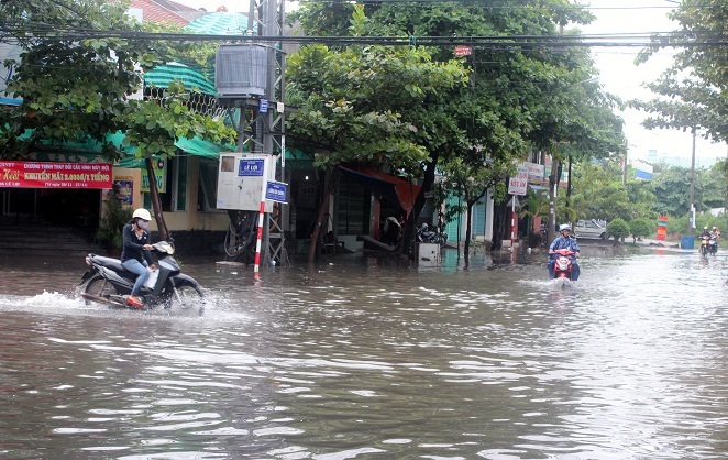 Sau mưa lớn, nhiều tuyến đường ở phố Tuy Hòa (Phú Yên) bị ngập