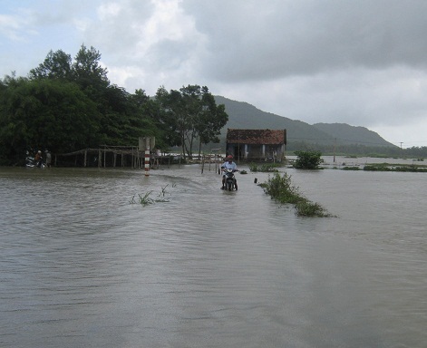  Đoạn từ cầu Cây Cam (xã An Định) đi xã An Nghiệp, nước ngập sâu trên 0,5m