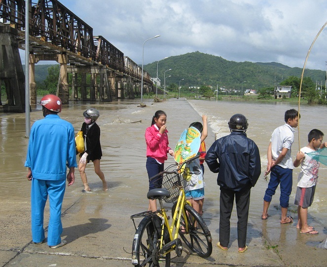 Nước sông Kỳ Lộ dâng cao làm ngập cầu La Hai