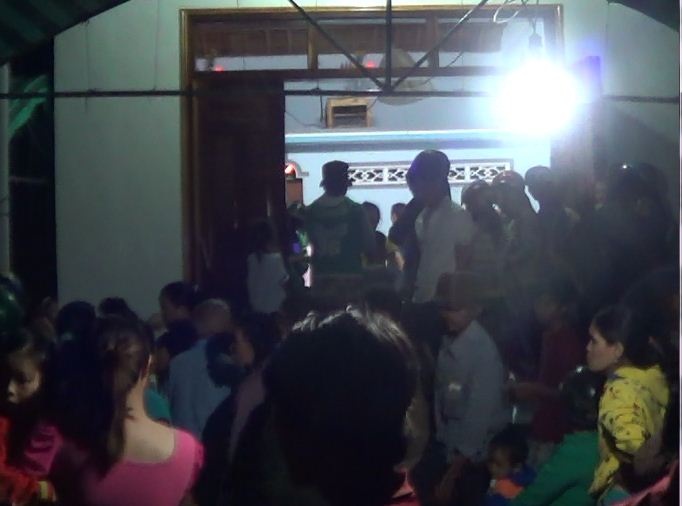 Đông đảo người dân tới thăm hỏi, đông viên gia đình