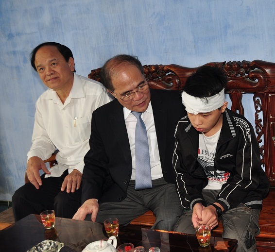 Chủ tịch Quốc hội Nguyễn Sinh Hùng thăm và hỗ trợ gia đình nạn nhân bị nạn trong lũ (ảnh V. Lưu)