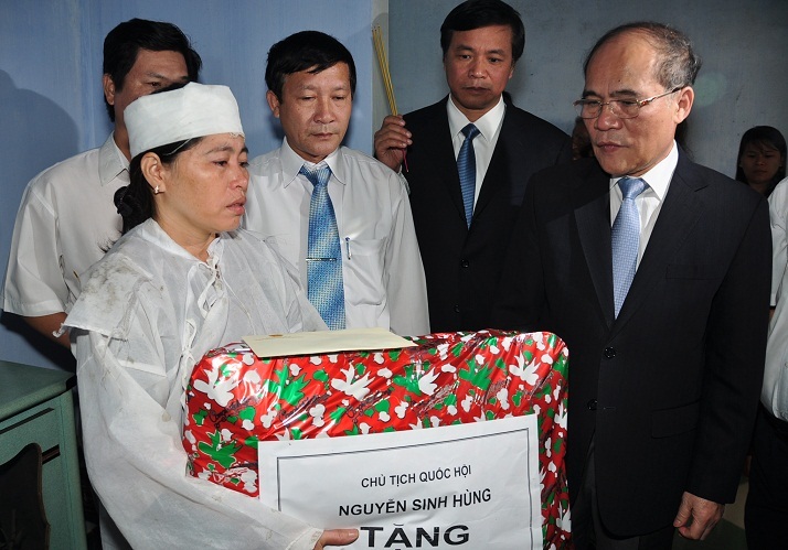 Chủ tịch Quốc hội Nguyễn Sinh Hùng thăm và hỗ trợ gia đình nạn nhân bị nạn trong lũ (ảnh V. Lưu)