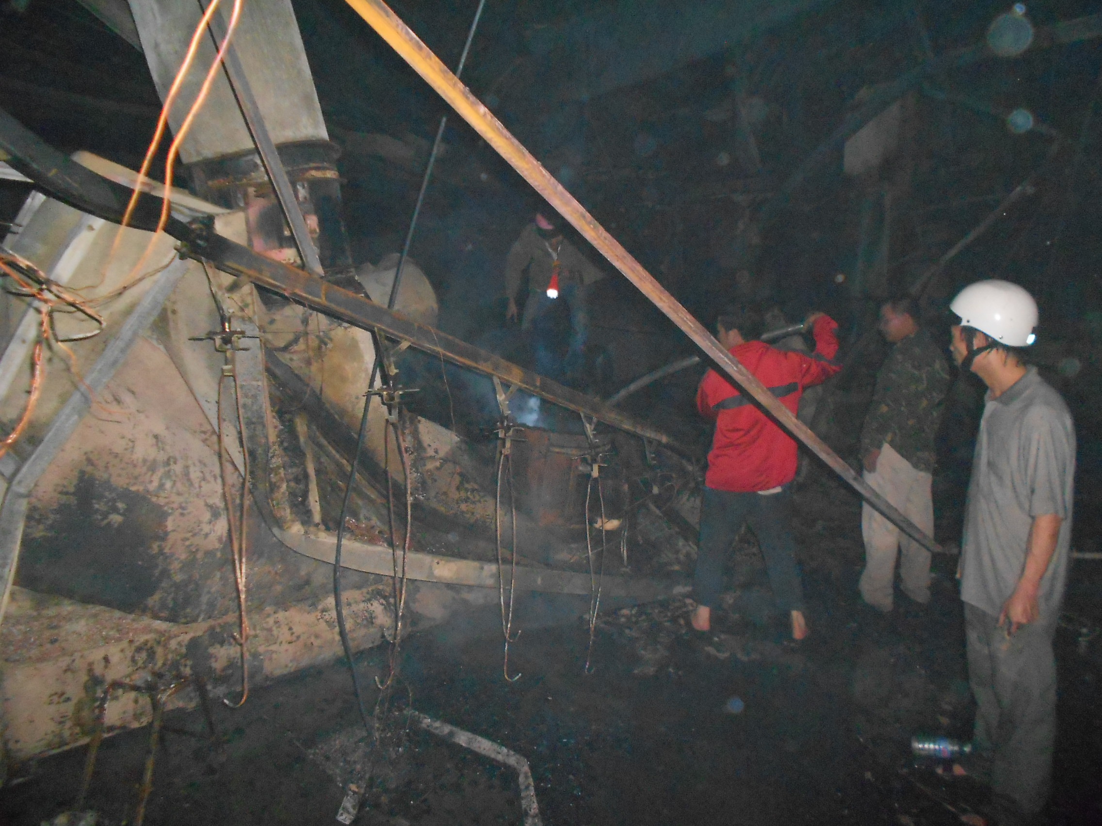 Các thùng sơn làm cho đám cháy càng dữ dội