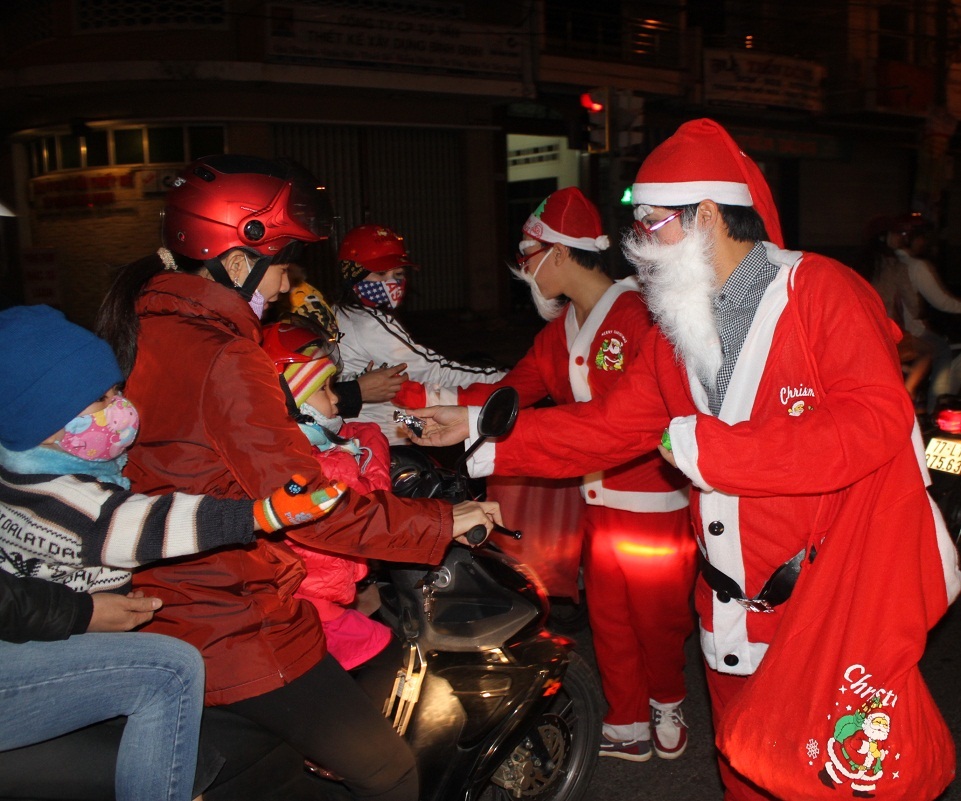 Ông già Noel xuống phố tặng quà Giáng sinh cho các em nhỏ