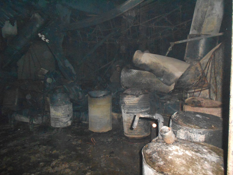 Các thùng sơn làm cho đám cháy càng dữ dội