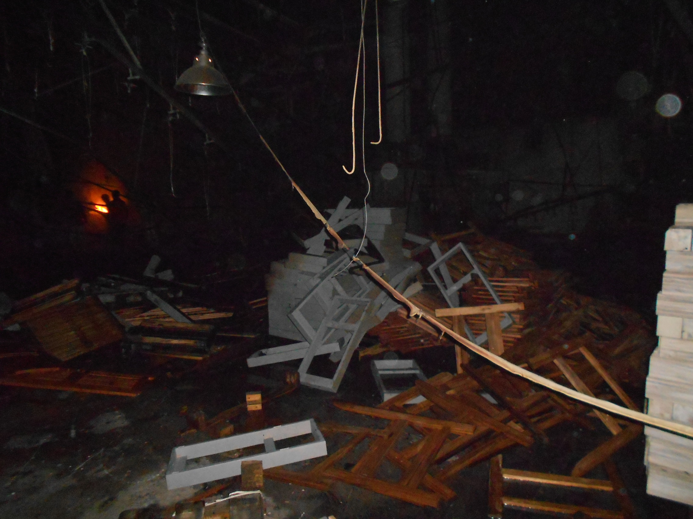 Các thùng sơn làm cho đám cháy càng dữ dội