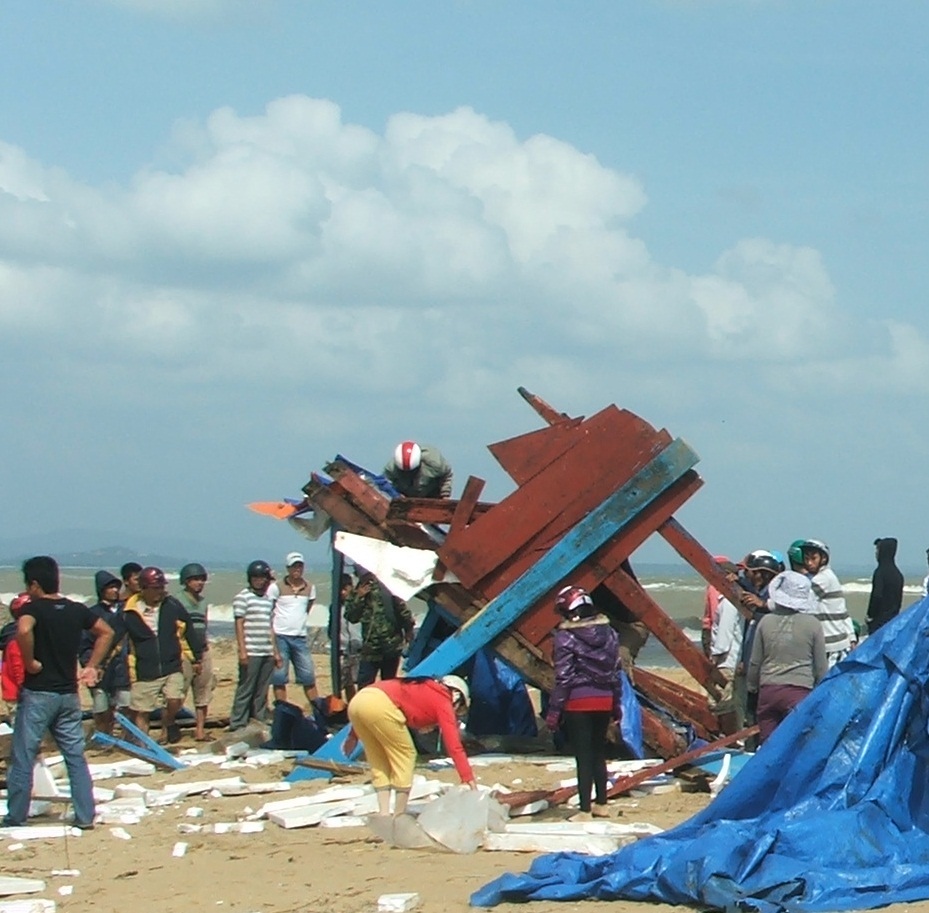 Tàu cá ngừ đại dương của ông Đánh bị sóng đánh tan nát