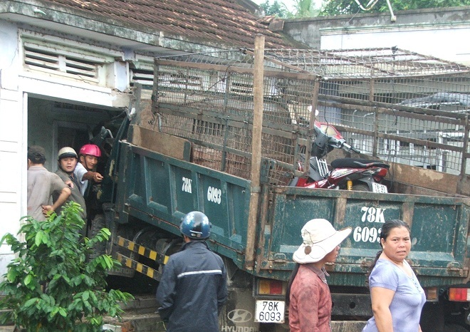 Xe tải lao thẳng vào nhà bà Tư