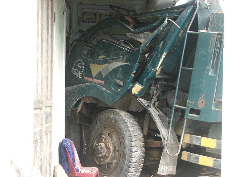 Xe tải đâm sập nhà bà Tư và làm 2 người bị thương