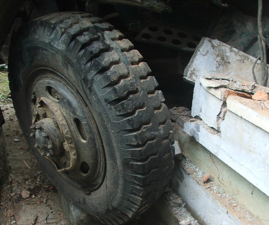 Xe tải đâm sập nhà bà Tư và làm 2 người bị thương