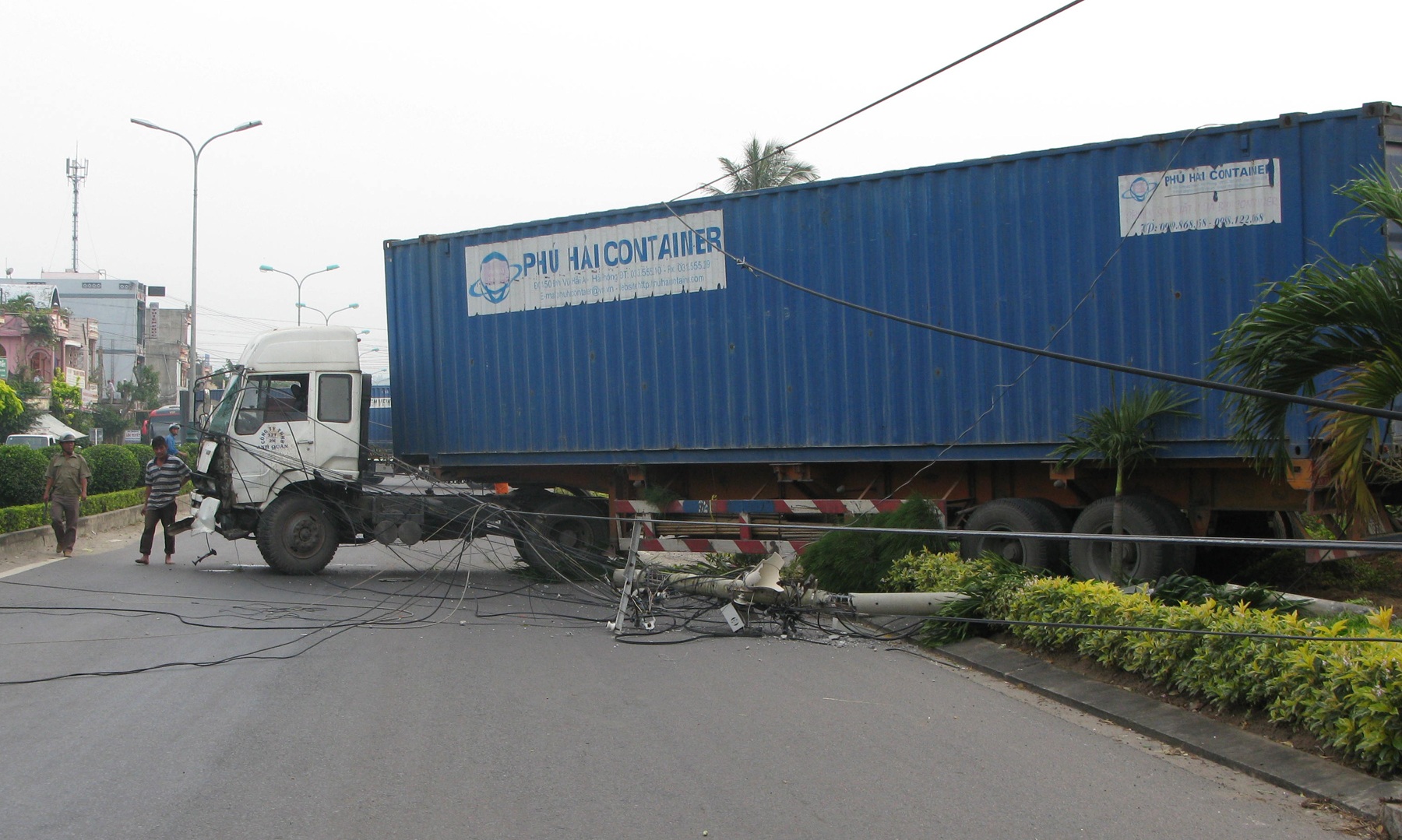 Xe containe leo lên vỉa hè, đâm chết người uống nước mía - 1 Hiện trường vụ tai nạn