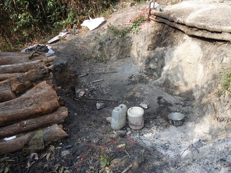 Rồi tập kết trước cửa lò