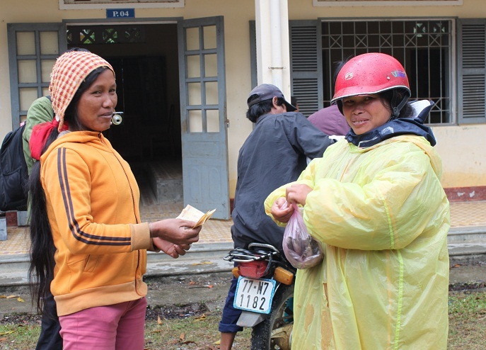 Người đồng bào không còn phải đi xa cả ngày trời đi mua thịt, cá
