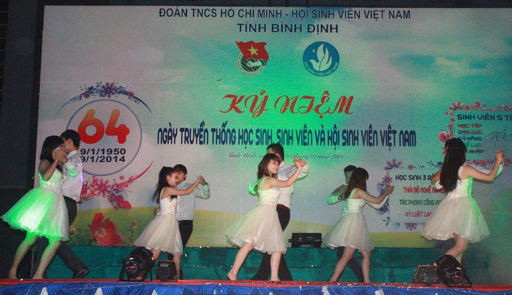 Nhiều hoạt động văn nghệ, trò chơi được các bạn sinh viên hăng hái tham gia.