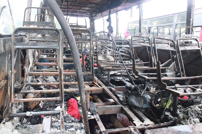 Chiếc xe bị cháy rụi, hơn 40 hành khách thoát nạn trong gang tấc