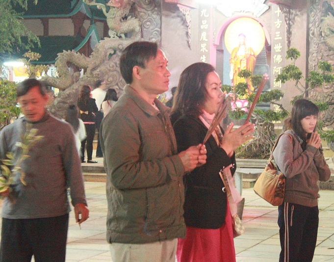 Sau giao thừa người dân đến chùa hái lộc, cầu may mắn