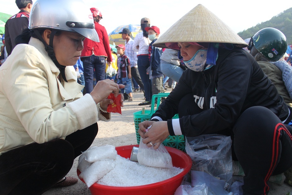 Nhiều người quan niệm mua muối đầu năm để xua đuổi tà ma