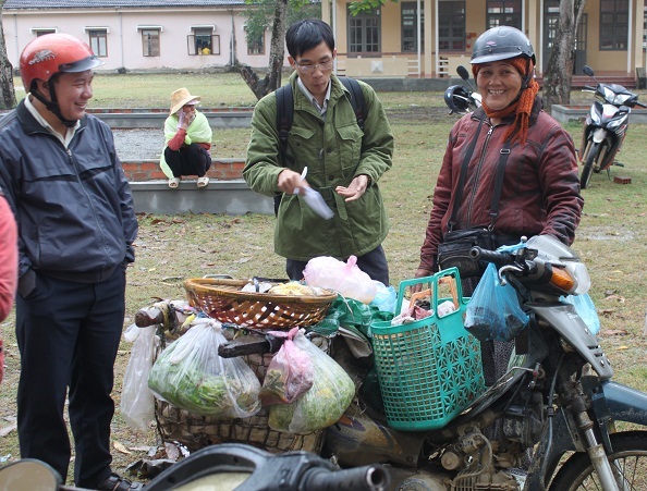 Đủ loại lương thực, thực phẩm dưới xuôi lên với bà con vùng cao Vĩnh Kim