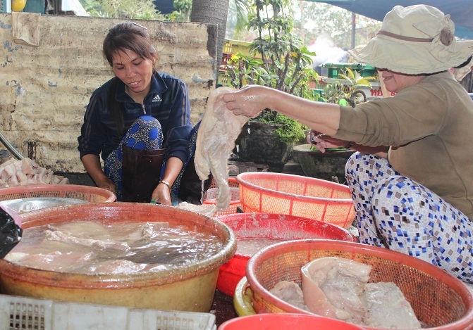 Chuẩn bị nguyên liệu để gói bánh