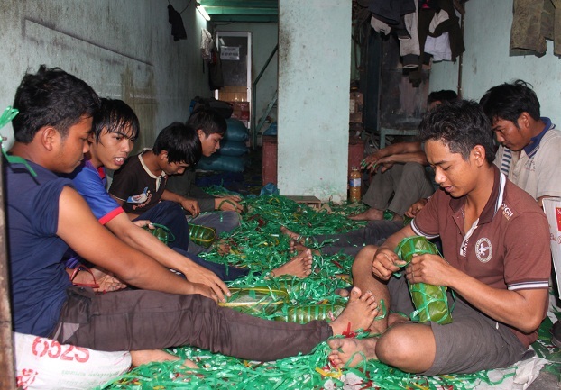 Thuê nhân công làm bánh cho kịp