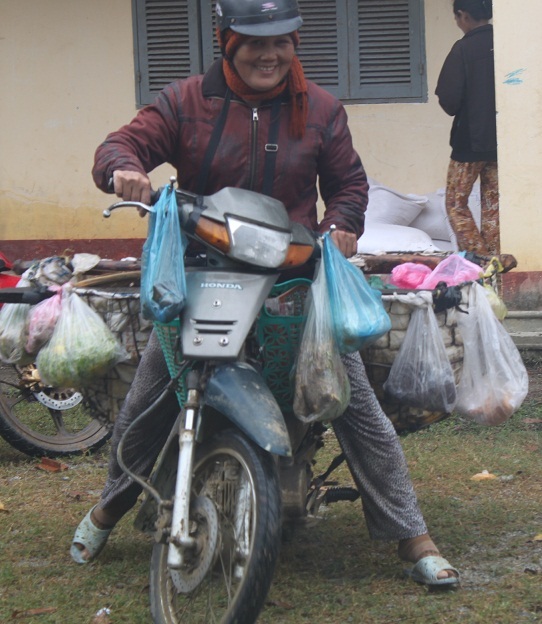 Hàng ngày bà Gần phải dậy từ 3 giờ sáng lấy hàng để đem lên vùng cao bán