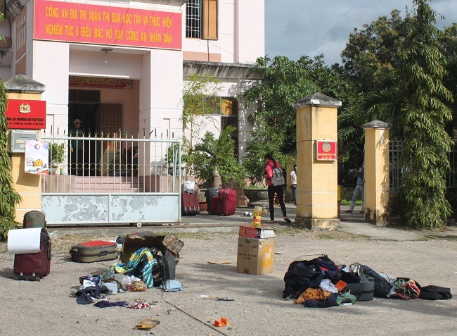 Các hành khách được đưa về Công an phường Bùi Thị Xuân ăn trưa chờ xe công ty ra đón về quê Hà Tĩnh