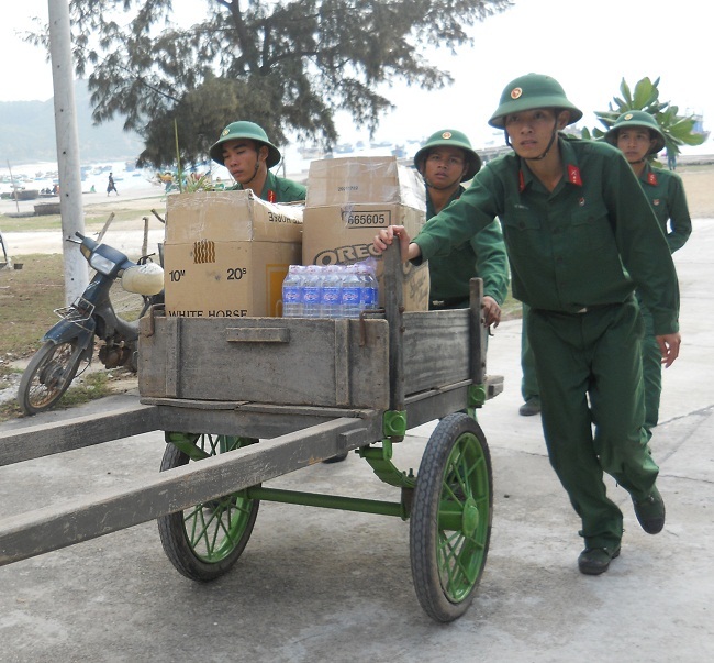 Đem Tết ấm cúng đến xã đảo nghèo - 4 Phó chủ tịch UBND tỉnh Trần Thị Thu Hà tặng quà cho người nghèo xã Nhơn Châu