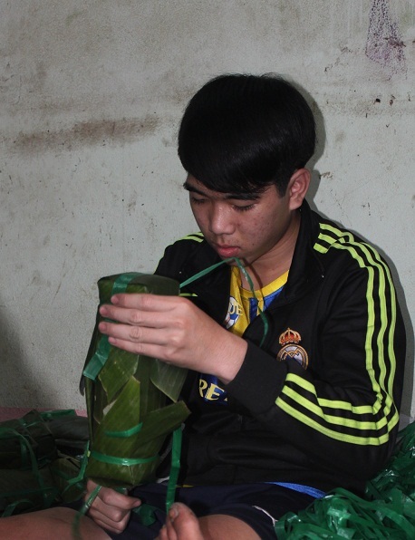 Những em nhỏ cũng giúp gia đình gói bánh