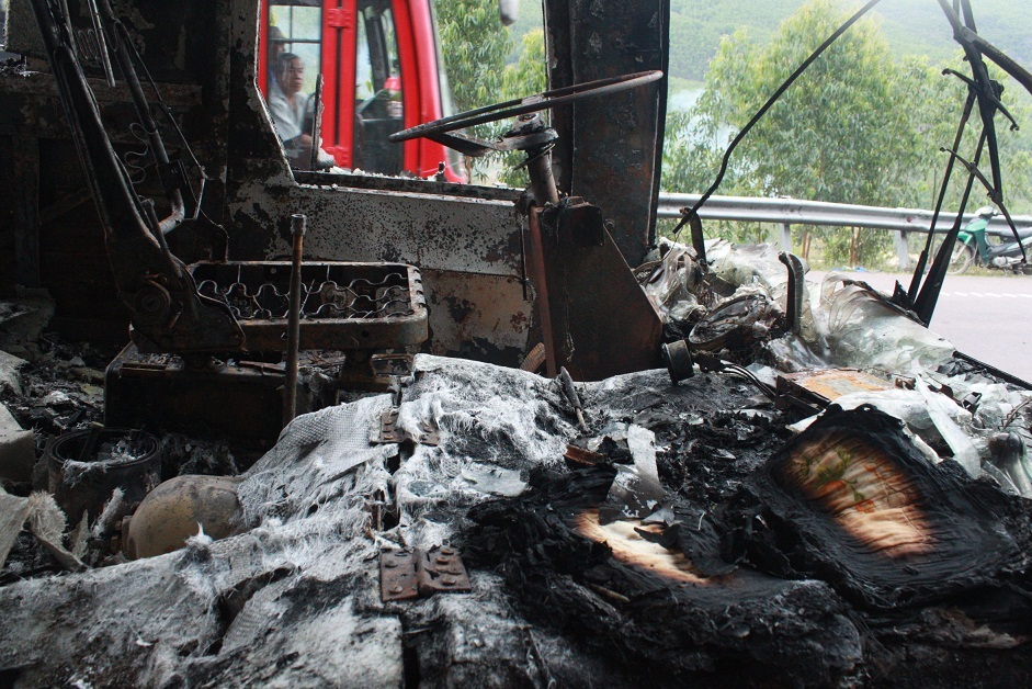 Chiếc xe bị cháy rụi, hơn 40 hành khách thoát nạn trong gang tấc