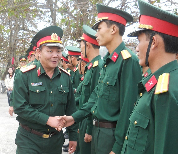 Phó chủ tịch UBND tỉnh Trần Thị Thu Hà tặng quà cho người nghèo xã Nhơn Châu