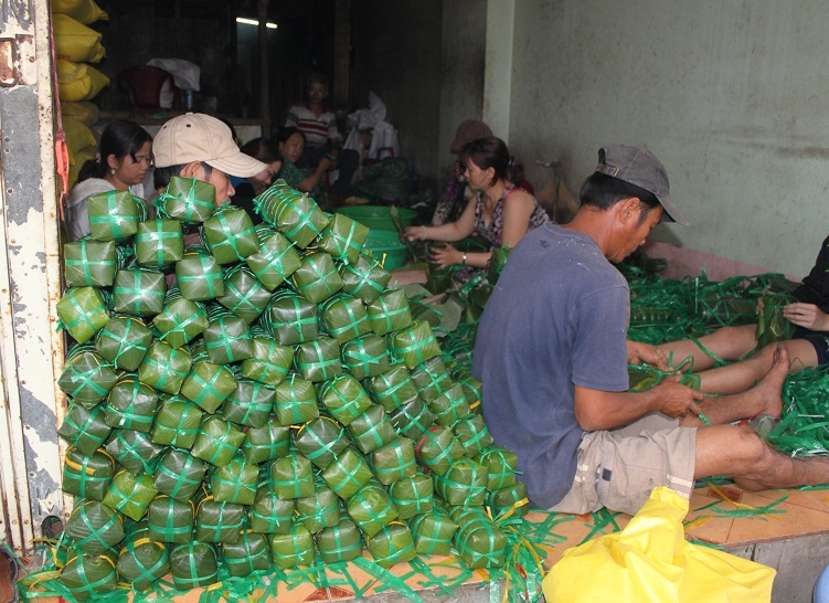 Bánh gói xong cho vào nồi luộc 12 tiếng đồng hồ cho nhừ bánh