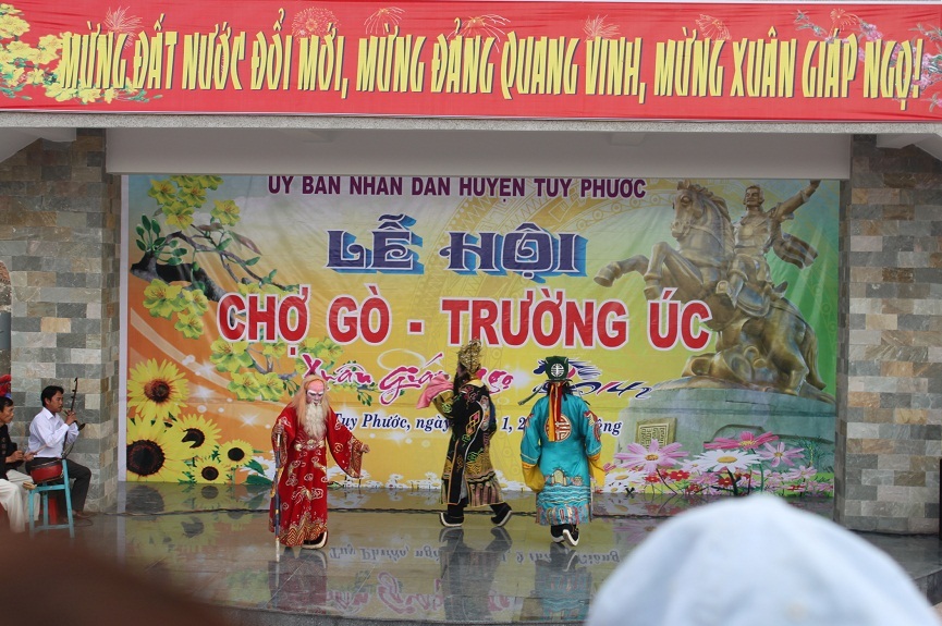 Bạn trẻ mua quả cau, lá trầu cho thắm duyên nồng