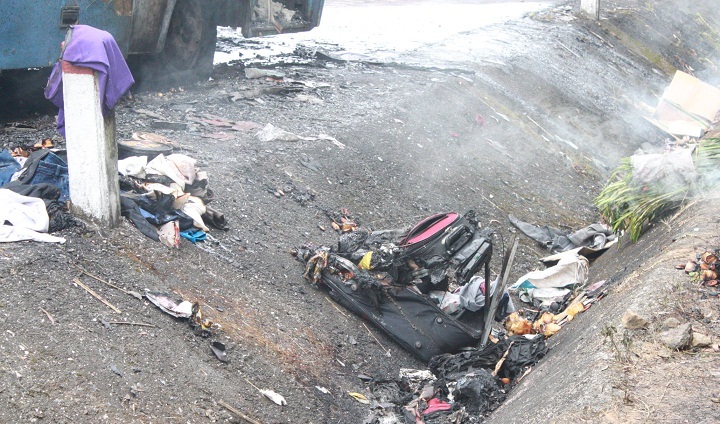 Các hành khách được đưa về Công an phường Bùi Thị Xuân ăn trưa chờ xe công ty ra đón về quê Hà Tĩnh